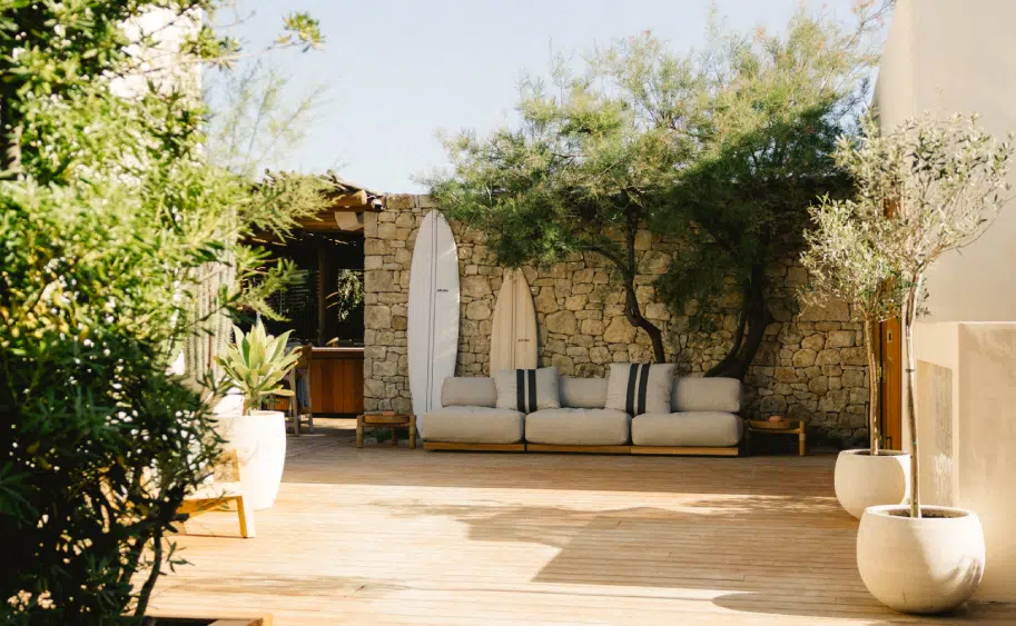 Terrasse lounge du bar Indie Beach Pampelonne, planches de surf et v&eacute;g&eacute;tation m&eacute;diterran&eacute;enne