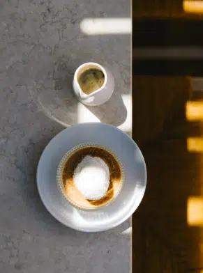 Dessert affogato coco du bar Indie Beach Pampelonne servi sur comptoir en marbre