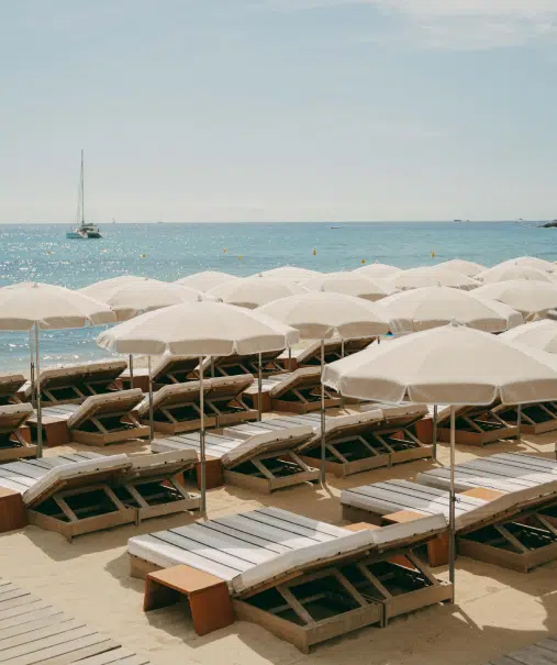 Transats Ramatuelle – plage privée Indie Beach avec parasols et vue sur la Méditerranée