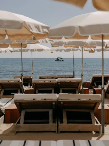 Transats en bois et parasols Indie Beach &ndash; plage priv&eacute;e Pampelonne face &agrave; la mer