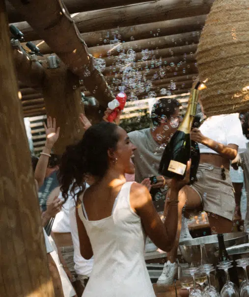 Sabrage de champagne en plein air – fête au beach club Indie Beach Pampelonne
