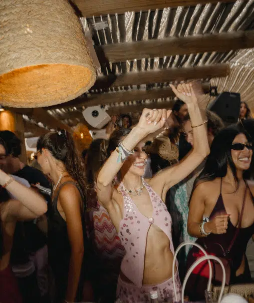 Piste de danse Indie Beach – ambiance beach club Pampelonne sous pergola et guirlandes