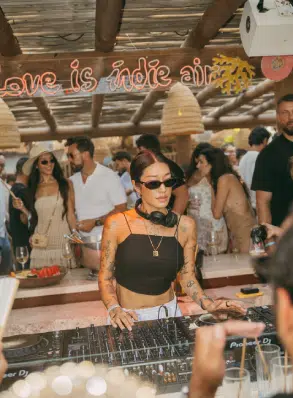 DJ set Indie Air &ndash; console Pioneer et n&eacute;on au beach club Indie Beach Pampelonne