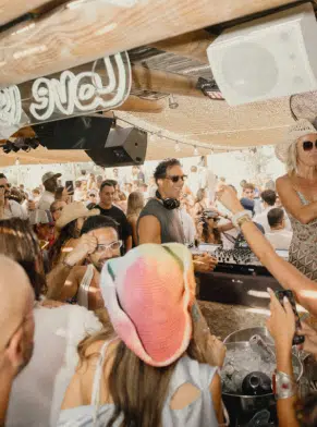 DJ et foule au beach club Indie Beach Pampelonne &ndash; ambiance estivale et bonne humeur